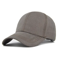 Primer plano de la textura de la tela y costuras reforzadas en una gorra de béisbol marrón - Ajustable / café