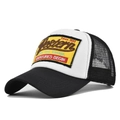 Dettaglio del ricamo vintage Western 1985 su un cappellino trucker in mesh bianco e nero - Regolabile / Nero