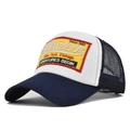 Dettaglio del ricamo Western 1985 su un cappellino trucker blu navy e bianco - Regolabile / Blu navy