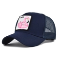 Dettaglio del cappellino trucker blu navy con ricamo fenicottero rosa e rete traspirante sul retro - Regolabile / Blu navy