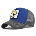 Dettaglio del cappello trucker blu e grigio con patch tucano e cuciture ondulate sulla visiera - Regolabile / Blu