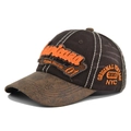 Dettaglio cappello baseball vintage con toppe ricamate arancioni e texture scamosciata - Regolabile / Caffè (CB375-3)