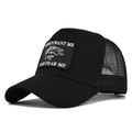 Detail der schwarzen Trucker-Kappe mit Mesh-Rückseite und Stickerei-Fisch-Patch - Schwarz
