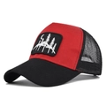 Dettaglio del cappellino trucker rosso e nero con ricamo foresta e rete traspirante - Nero e Rosso