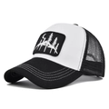 Dettaglio del cappello trucker a rete nera con ricamo di paesaggio montano - Nero & Bianco