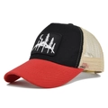 Dettaglio del cappello trucker tricolore con ricamo di montagna e rete posteriore traspirante - Rosso e Nero