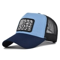 Detail van geborduurde Amerikaanse vlag vis-patch op een mesh truckerpet in design - Marineblauw en Blauw