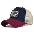 Detail van truckerpet met Amerikaanse vlag vispatch en ademend beige mesh paneel - Wijnrood en Marineblauw