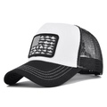 Dettaglio cappello trucker con patch a bandiera di pesci e cuciture a contrasto - Nero e Bianco