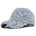 Dettaglio del berretto in jeans strappato con strass argentati e borchie scintillanti - Regolabile / Azzurro