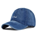 Dettaglio del ricamo bianco Forever su un cappello da baseball in denim blu scuro - Regolabile / Blu navy