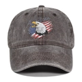 Dettaglio del ricamo con aquila e bandiera USA sul cappello da baseball grigio lavato - caffè