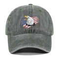 Dettaglio del berretto in cotone lavato con stampa grafica di aquila e bandiera americana - Verde Militare
