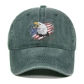 Dettaglio del cappello in cotone verde scuro lavato con ricamo di aquila americana - Verde Erba