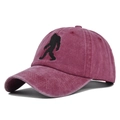 Detalle de gorra vintage de algodón lavado rojo con bordado de silueta de Bigfoot - Ajustable / Burdeos