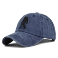 Detalle del bordado de Bigfoot en gorra de béisbol de algodón lavado estilo vintage - Ajustable / Azul marino