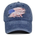 Detail der vintage gewaschenen marineblauen Baseballkappe mit USA-Flaggendruck und Nähten - Marineblau