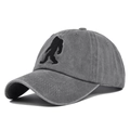 Detalle de gorra de béisbol en algodón lavado gris con bordado de Bigfoot negro - Ajustable / Gris