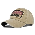 Nahaufnahme der Vintage Miami Beach Stickerei und Distressed-Details auf der Khaki-Kappe - Khaki