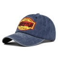 Dettaglio del ricamo Aero e della trama denim lavata sul berretto da baseball blu vintage - Blu Marino