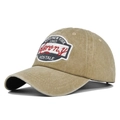 Dettaglio del ricamo vintage Aero e texture del tessuto lavato sul cappello kaki - Cachi