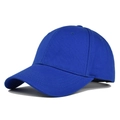 Detalle de la gorra de béisbol de algodón azul real con textura de sarga y ojales bordados - Ajustable / Azul Real