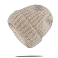 Detail van de beige gebreide muts met kabelpatroon, zachte textuur en omgeslagen rand - Beige