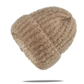 Detailopname van de lichtbruine kabelgebreide textuur en zachte fleece van de wintermuts - Khaki