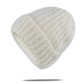 Detail van een beige gebreide muts met kabelpatroon en elastische omslag voor de winter - Wit