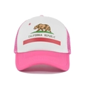 Détail frontal d'une casquette trucker rose et blanche avec imprimé California Republic - Rose Rouge et Blanc