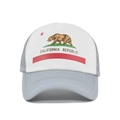 Détail du filet respirant et du graphique California Republic sur la casquette trucker - Gris et Blanc