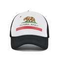 Vue détaillée de l'imprimé drapeau California Republic sur la casquette trucker noir et blanc - Patchwork Noir et Blanc
