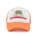 Détail de la casquette trucker orange avec écusson California Republic et filet - Orange & Blanc