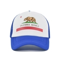 Gros plan du logo California Republic sur la casquette trucker en maille bleue et blanche - Bleu & Blanc