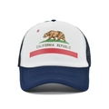 Vue détaillée de l'imprimé drapeau californien sur casquette trucker bleue et blanche - Bleu Marine & Blanc