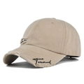Detailaufnahme einer Baumwoll-Baseballkappe mit Used-Look und Trend-Stickerei - Verstellbar / Khaki