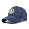 Makroaufnahme der verwaschenen blauen Jeans-Cap mit Fischprint und Humor-Slogan - Verstellbar / Marineblau