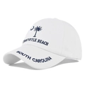 Detail der Stickerei Myrtle Beach und South Carolina Flagge auf weißer Baseballkappe - Weiß