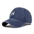 Detail van marineblauwe gewassen vintage baseballpet met een wit geborduurde voetbal - Marineblauw
