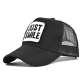 Detalle de gorra trucker de malla transpirable con bordado Just Smile en negro - Ajustable / Negro