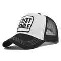 Detalle de gorra trucker transpirable con parche JUST SMILE y malla posterior - Ajustable / Patchwork Blanco y Negro