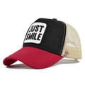 Gorra trucker bordada JUST SMILE con malla transpirable y visera curva color rojo - Ajustable / Bloque de Color Rojo Negro Beige
