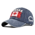 Dettaglio del berretto da baseball lavato vintage con patch bandiera del Canada ricamata - Blu navy