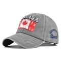 Dettaglio cappello vintage lavato blu con stemma del Canada e ricamo 3D in rilievo - Grigio