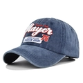 Dettaglio del ricamo Player 3D e patch vintage su cappellino in blu lavato vintage - Blu navy