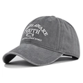 Détail d'une casquette de baseball en coton gris foncé avec broderies YOUTH 1995 en 3D - Réglable / Gris