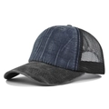 Detalle de gorra trucker de mezclilla lavada con panel frontal azul y malla negra - Azul marino