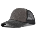 Detalle de la tela de algodón lavado gris y malla negra transpirable en la gorra trucker - café