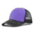Detalle de gorra trucker morada con malla negra y visera curva desgastada - Morado