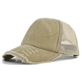 Detail van vintage gewassen kaki honkbalpet met versleten klep en ademende mesh achterkant - Verstelbaar / Khaki